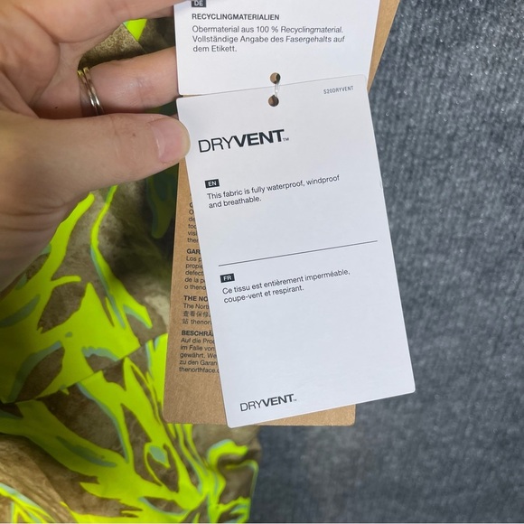 The North Face NWT Women’s 1X Short Neon Freedom Bib Ski Pants Dryvent Overalls - Picture 15 of 16